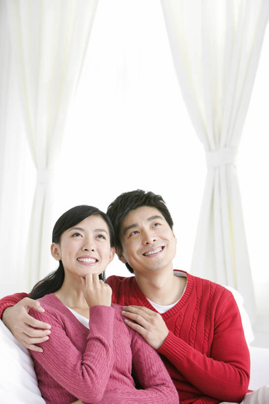 东方人,中年人,两个人,夫妻,客厅,坐,微笑,竖图,室内,正面,毛衣,爱情,幸福,沙发,中国,亚洲,浪漫,拿着,休闲装,向上看,思考,温暖,温馨,恩爱,恋人,摄影,和睦,起居室,关爱,肖像,东亚,陪同,陪伴,异性恋,男人,年轻女性,女人,中年男性,亚洲人,中国人,年轻人,夫妇,情侣,半身,彩图,爱,深情,伴侣,融洽,伴随,bj175