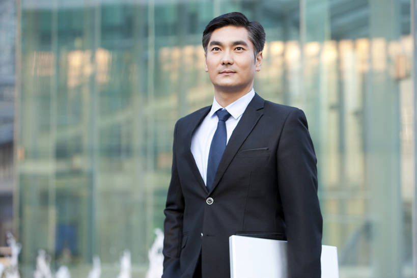 东方人,中年人,一个人,商务人士,商务男性,横图,室外,白天,正面,衬衫,商务,骄傲,成功,信心,笔记本电脑,北京,中国,亚洲,套装,首都,站着,职业,摄影,企业,公司,商务装,工薪阶层,东亚,中华人民共和国,北京市,京,北平,华北地区,男人,中年男性,亚洲人,中国人,白领,上班族,半身,彩图,衬衣,焦距,北京CBD,北京商务中心区,中国北京大北窑,bj175