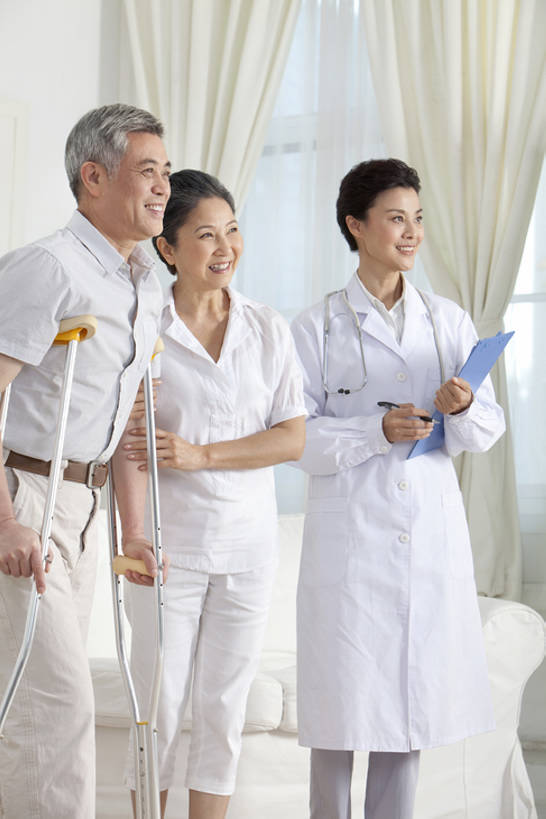 东方人,成年人,老年人,医生,客厅,微笑,竖图,室内,正面,快乐,中国,亚洲,注视,观察,看,医护人员,医疗人员,职业,健康,服务,拐杖,观看,察看,医疗,起居室,关爱,关注,近景,拜访,东亚,北京市,信任,老年男性,男人,男性,亚洲人,中国人,大夫,彩图,物理疗法,家庭护理,bj175