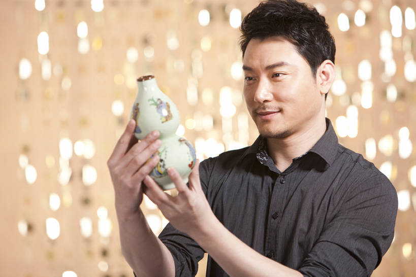 东方人,中年人,脸,头,脸颊,一个人,商店,笑,微笑,露齿笑,横图,室内,正面,衬衫,购物,时尚,快乐,幸福,北京,中国,亚洲,仅一个男性,陶瓷制品,拿着,肩膀,看,财富,摄影,古董,高雅,享乐,华贵,东亚,男人,中年男性,亚洲人,中国人,头部,脸部,脸蛋,面部,彩图,欢乐,古董店,bj175