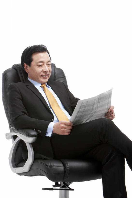 东方人,老年人,一个人,商务人士,商务男性,坐,微笑,竖图,留白,白色背景,正面,衬衫,商务,智慧,骄傲,成功,信心,报纸,椅子,中国,亚洲,仅一个男性,套装,拿着,职业,读书,摄影,主席,影棚,办公椅,领导,经理,摄影棚,老板椅,商务装,工薪阶层,东亚,把握,老年男性,男人,男性,亚洲人,中国人,白领,上班族,彩图,影棚拍摄,衬衣,拍摄,首席执行官,掌控,bj175