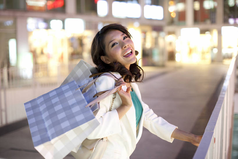 东方人,成年人,头发,一个人,商店,栏杆,站,笑,微笑,露齿笑,横图,室外,特写,夜晚,正面,购物,快乐,幸福,消费,城市,北京,中国,亚洲,仅一个年轻女性,仅一个女性,仅一个人,下班,棕色,购物袋,挎包,首都,拿着,注视,现代,刺激,观察,看,休闲,摄影,生活方式,手包,观看,照亮,察看,都市风光,购买,关注,市区,东亚,中华人民共和国,北京市,京,北平,华北地区,年轻女性,女人,女性,亚洲人,中国人,年轻人,白领,触摸,半身,彩图,北京CBD,北京商务中心区,中国北京大北窑,bj175