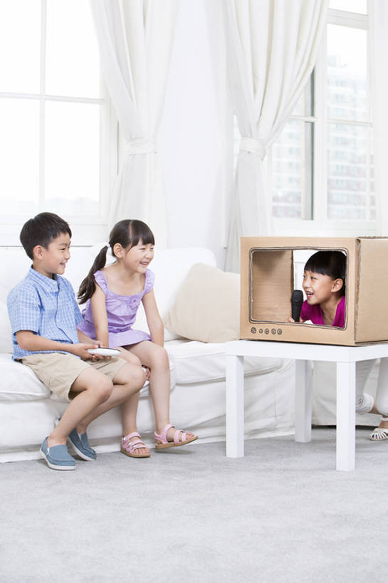东方人,儿童,三个人,家庭,观众,站,坐,微笑,竖图,室内,白天,正面,游戏,快乐,友谊,幸福,纯洁,智慧,团队,沙发,玩具,中国,亚洲,表演,纸盒,玩,拿着,休闲装,娱乐,小孩,工艺品,看,站着,休闲,温暖,温馨,一家人,可爱,乐趣,童年,童趣,模仿,摄影,生长,观看,活动,和睦,创造力,享乐,发泄,消遣,智力,手艺,角色扮演,合伙,想象,童真,渴望,东亚,烂漫,无邪,宣泄,无忧无虑,天真,男孩,男人,男性,女孩,亚洲人,中国人,孩子,电视机,休闲活动,说话,玩耍,嬉戏,站立,彩图,全身,影棚拍摄,融洽,男生,小学生,电视主持人,挨着,好奇心,bj175