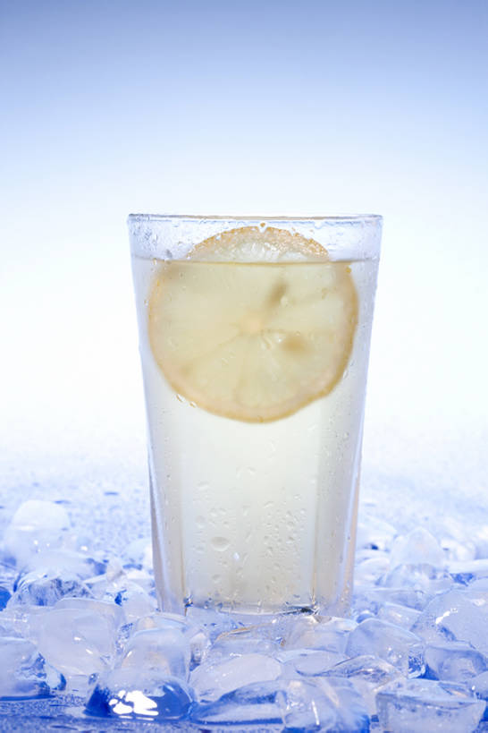 点心,面包,无人,竖图,特写,留白,水,柠檬,静物,水果,中国,亚洲,切开,透明,液体,结冰,冰块,食品,面点,柠檬水,吐司,饮食,食物,糕点,饮料,容器,冷饮,切,健康,素食,冷,摄影,有机食品,影棚,生活方式,法式面包,维生素,清新,摄影棚,剖面,吐司面包,东亚,切面,健康食物,纯净,玻璃杯,彩图,影棚拍摄,拍摄,多士,听型面包,人造冰,bj175