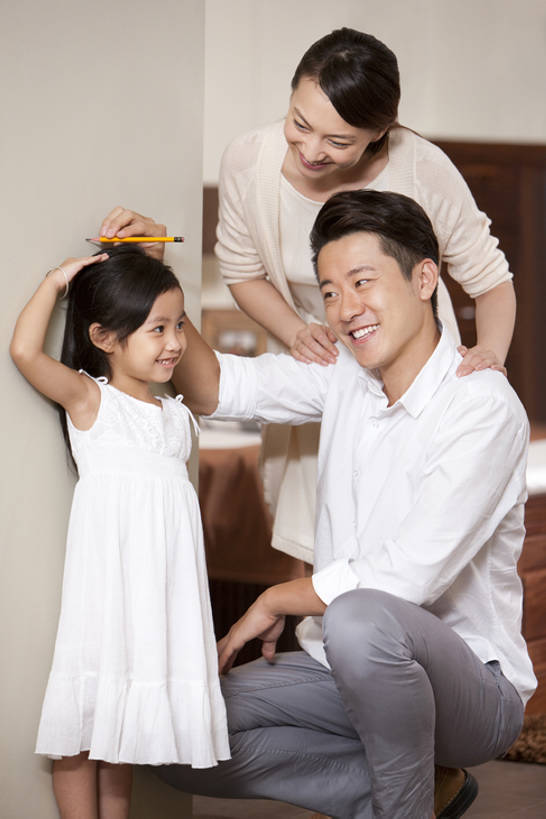 东方人,儿童,成年人,三个人,家庭,父母,母亲,父亲,女儿,客厅,站,笑,微笑,露齿笑,竖图,室内,侧面,快乐,满意,幸福,纯洁,骄傲,北京,中国,亚洲,测量,房屋,休闲装,小孩,铅笔,站着,休闲,温暖,温馨,一家人,面对面,比较,可爱,童年,童趣,摄影,生长,生活方式,和睦,起居室,住房,关爱,亲情,童真,东亚,烂漫,无邪,陪同,身高,陪伴,天真,男孩,男人,男性,年轻男性,年轻女性,女孩,女人,女性,亚洲人,中国人,孩子,年轻人,休闲活动,站立,彩图,欢乐,融洽,男生,挨着,伴随,bj175