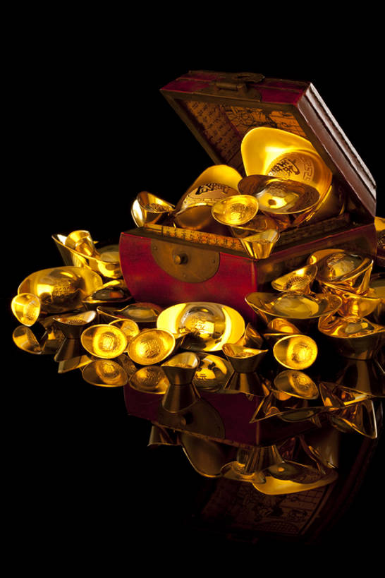 无人,竖图,留白,运气,静物,北京,中国,亚洲,许多,开,堆叠,黑色背景,反射,光线,金属,光芒,很多,古典,传统,黄金,盒子,财富,金融,摄影,珍贵,溢出,中国文化,华贵,东亚,远古,东亚文化,繁荣,古代文明,货币,彩图,影棚拍摄,百宝箱,元宝,传统文化,bj175