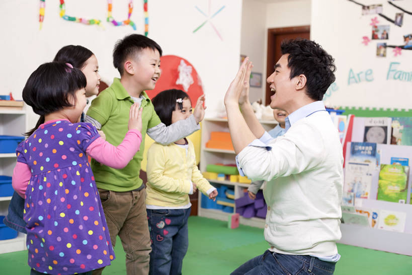 东方人,婴儿,儿童,成年人,学生,教师,笑,鼓掌,微笑,露齿笑,横图,室内,侧面,游戏,快乐,兴奋,友谊,幸福,纯洁,合作,团队,技术,玩具,北京,中国,亚洲,五个人,教育,玩,休闲装,娱乐,刺激,小孩,职业,休闲,教室,体育课,同学,活力,可爱,乐趣,童年,童趣,幼儿园,摄影,活泼,生长,生活方式,活动,技巧,支撑,享乐,发泄,关爱,消遣,智力,宝宝,手艺,童真,东亚,纯真,烂漫,无邪,发展,陪同,宣泄,技能,技艺,陪伴,无忧无虑,伶俐,天真,信任,男孩,男人,男性,年轻男性,女孩,亚洲人,中国人,孩子,年轻人,跪着,玩耍,嬉戏,彩图,欢乐,妙技,男生,女生,本领,挨着,拍手游戏,健身垫,伴随,bj175