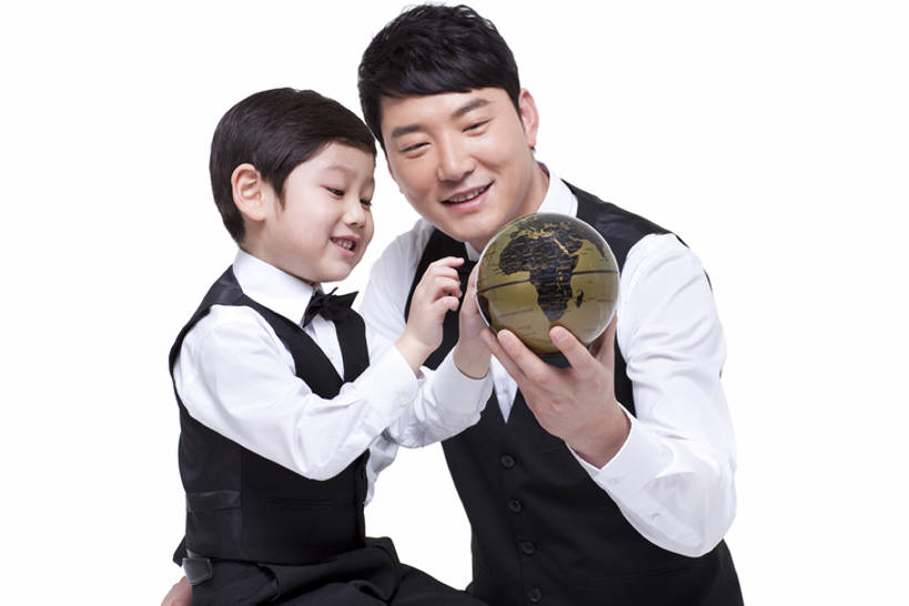 东方人,儿童,两个人,家庭,父母,父亲,女儿,儿子,站,微笑,横图,留白,白色背景,正面,快乐,幸福,纯洁,成功,北京,中国,亚洲,正装,地球仪,领结,教育,拿着,小孩,站着,温暖,温馨,父子,一家人,可爱,乐趣,童年,童趣,财富,摄影,影棚,生长,生活方式,马甲,和睦,高雅,享乐,贵族,成就,摄影棚,亲情,华贵,身份,童真,东亚,烂漫,无邪,发展,陪同,陪伴,无忧无虑,天真,男孩,男人,男性,中年男性,亚洲人,中国人,孩子,站立,半身,彩图,影棚拍摄,拍摄,融洽,男生,亲子装,上层阶级,挨着,伴随,bj175