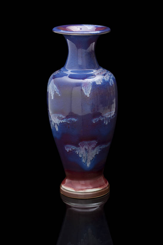 无人,竖图,特写,留白,奢侈,静物,花瓶,中国,亚洲,黑色背景,花纹,形状,对称,艺术,装饰,反射,材料,瓷器,陶瓷制品,艺术品,古典,豪华,历史,传统,古代,一个,蓝色,容器,装饰物,工艺品,国宝,摄影,单个,古董,华丽,光滑,珍贵,高雅,风格,中国文化,手艺,古典风格,东亚,远古,收集,富丽,细腻,平滑,华美,式样,完美,设计,彩图,影棚拍摄,传统文化,华侈,奢华,中国画,过去,bj175