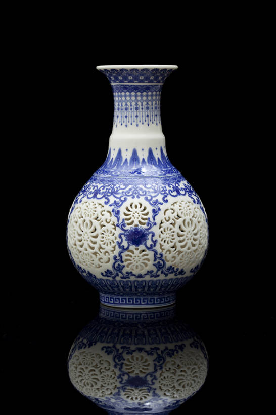 无人,竖图,特写,静物,花瓶,中国,亚洲,黑色背景,花纹,形状,艺术,装饰,反射,材料,瓷器,陶瓷制品,艺术品,古典,历史,传统,古代,一个,蓝色,容器,国宝,摄影,单个,古董,青花瓷,珍贵,高雅,风格,中国文化,手艺,古典风格,铁艺,东亚,远古,收集,设计,彩图,影棚拍摄,传统文化,bj175