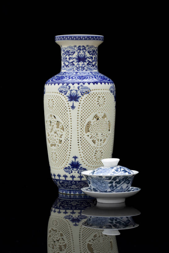 无人,竖图,特写,静物,花瓶,中国,亚洲,黑色背景,花纹,形状,艺术,装饰,反射,材料,瓷器,陶瓷制品,艺术品,古典,历史,传统,古代,一个,蓝色,容器,国宝,摄影,单个,古董,青花瓷,珍贵,高雅,风格,中国文化,手艺,古典风格,铁艺,东亚,远古,收集,设计,茶杯,彩图,影棚拍摄,传统文化,bj175