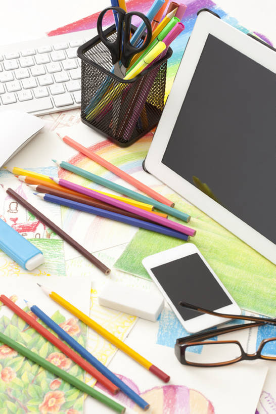 无人,画家,办公室,竖图,俯视,彩色,插画,室内,特写,白天,商务,绘画,集体,电脑,笔记本电脑,鼠标,键盘,技术,数码,科技,静物,手机,笔筒,北京,中国,亚洲,阴影,艺术,工作,网络,眼镜,纸,办公用品,高光,几何,计算机图形,利益,古典,合成,图画,文化,输入设备,通讯设备,现代,书桌,画,文具,铅笔,容器,学习用品,工艺品,品味,职业,团体,器皿,颜色,创意,摄影,奋斗,生活方式,技巧,储藏,五颜六色,文具用品,橡皮擦,美术,色彩斑斓,电脑合成图,数码合成图,愿望,组织,创造力,无线,高雅,合成图,工作室,储存,努力,手艺,通信设备,无线网络,五彩缤纷,漫画,草图,想象,无线上网,便携式电脑,平板电脑,智能手机,创新,东亚,写实,具体,具象,美学,新意,五彩斑斓,无线电技术,理想,技能,技艺,五光十色,美术工艺,插笔器具,文房用具,电脑键盘,计算机,手提电脑,设计,画画,彩图,高角度拍摄,影棚拍摄,妙技,毡尖笔,美术工作室,贮存,彩色铅笔,本领,插图画家,bj175