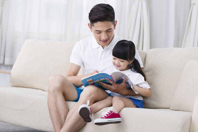 东方人,儿童,成年人,两个人,家庭,父亲,女儿,家,客厅,站,笑,微笑,露齿笑,横图,室内,正面,快乐,幸福,纯洁,窗户,窗帘,家具,沙发,北京,中国,亚洲,一排,连接,学习,短裤,整齐,房屋,公寓,休闲装,干净,现代,排列,小孩,教,站着,休闲,健康,舒服,温暖,温馨,父女,一家人,短袖,放松,活力,可爱,亲密,童年,童趣,搭,读,摄影,生长,生活方式,和睦,起居室,指着,舒适,享乐,风格,搭着,队列,关爱,亲情,房地产,童真,东亚,烂漫,无邪,陪同,软垫,陪伴,无忧无虑,天真,男孩,男人,男性,年轻男性,女孩,亚洲人,中国人,孩子,年轻人,书,休闲活动,沟通,站立,彩图,融洽,男生,亲子装,伴随,bj175