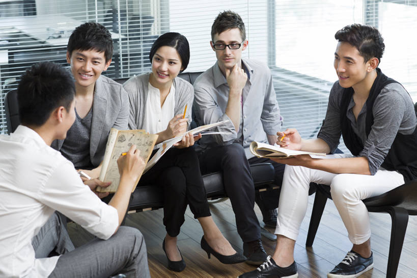 东方人,西方人,成年人,中年人,同事,商务人士,商务男性,商务女性,办公室,会议室,笑,微笑,露齿笑,横图,室内,白天,正面,衬衫,商务,时尚,讨论,快乐,通讯,友谊,幸福,成功,合作,团队,集体,信心,计划,技术,沙发,城市,椅子,北京,欧洲,中国,欧洲人,亚洲,五个人,写,套装,会议,眼镜,休闲装,现代,队伍,笔记本,铅笔,职业,思考,规划,亲密,摄影,指导,技巧,创造力,领导,企业,公司,工作室,成就,手艺,商务装,合伙,领袖,工薪阶层,东亚,陪同,策略,时装,技能,技艺,陪伴,想法,男人,男性,年轻男性,年轻女性,女人,女性,中年男性,白种人,亚洲人,中国人,年轻人,白领,上班族,设计,说话,坐着,彩图,全身,衬衣,妙技,办公室职员,本领,开领,伴随,bj175