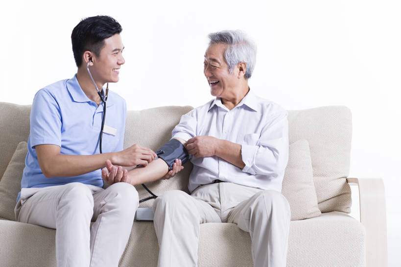 东方人,成年人,老年人,头发,两个人,医生,病人,护士,笑,微笑,露齿笑,横图,室内,留白,抠图,白色背景,正面,快乐,幸福,技术,沙发,北京,中国,亚洲,检查,测量,休闲装,白色,医疗用品,医护人员,医疗人员,职业,保养,面对面,亲密,服务,护理,保健,摄影,名牌,生活方式,技巧,看护,支撑,体检,医疗,疾病,血压计,享乐,脆弱,关爱,手艺,医疗器械,医疗工具,高血压,东亚,陪同,疗养院,责任,技能,技艺,陪伴,信任,老年男性,男人,男性,年轻男性,亚洲人,中国人,年轻人,大夫,说话,坐着,彩图,影棚拍摄,欢乐,妙技,收容所,本领,家庭护理,体格检查,伴随,bj175