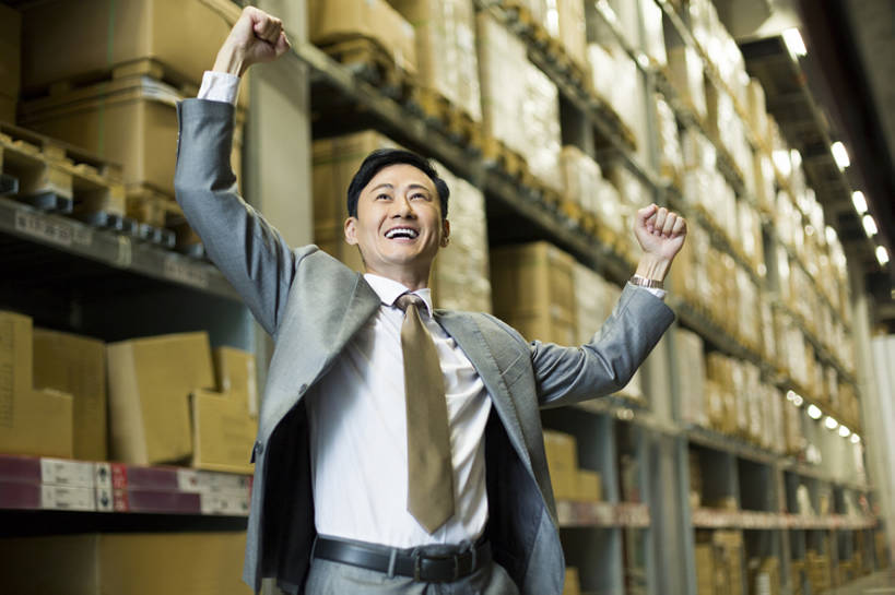 东方人,成年人,中年人,一个人,商务人士,商务男性,办公室,举,笑,微笑,露齿笑,横图,室内,正面,衬衫,西装,商务,快乐,兴奋,幸福,热情,骄傲,成功,信心,车间,技术,北京,中国,亚洲,仅一个男性,仅一个人,仅一个中年男性,许多,堆叠,套装,正装,庆祝,商品,房屋,屋子,过道,领带,很多,仓库,刺激,架子,盒子,排列,托,站着,职业,服务,工业,运输,摄影,技巧,希望,储藏,明亮,组织,领导,经理,成就,储存,货运,手艺,商务装,工薪阶层,东亚,物流,工业建筑,一套,柳条筐,技能,技艺,把握,男人,男性,中年男性,亚洲人,中国人,白领,上班族,举起,举手,举着,向上举,向上伸,向上托,半身,彩图,衬衣,房子,妙技,贮存,本领,好消息,掌控,bj175