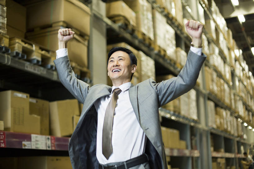 东方人,成年人,中年人,一个人,商务人士,商务男性,办公室,举,笑,微笑,露齿笑,横图,室内,正面,衬衫,西装,商务,快乐,兴奋,幸福,热情,骄傲,成功,信心,车间,技术,北京,中国,亚洲,仅一个男性,仅一个人,仅一个中年男性,许多,堆叠,套装,正装,庆祝,商品,房屋,屋子,过道,领带,很多,仓库,刺激,架子,盒子,排列,托,站着,职业,服务,工业,运输,摄影,技巧,希望,储藏,明亮,组织,领导,经理,成就,储存,货运,手艺,商务装,工薪阶层,东亚,物流,工业建筑,一套,柳条筐,技能,技艺,把握,男人,男性,中年男性,亚洲人,中国人,白领,上班族,举起,举手,举着,向上举,向上伸,向上托,半身,彩图,衬衣,房子,妙技,贮存,本领,好消息,掌控,bj175