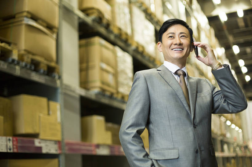 东方人,成年人,中年人,一个人,商务人士,商务男性,办公室,笑,打电话,微笑,露齿笑,横图,室内,正面,衬衫,西装,商务,快乐,通讯,幸福,热情,信心,车间,技术,手机,北京,中国,亚洲,仅一个男性,仅一个人,仅一个中年男性,许多,堆叠,套装,正装,商品,房屋,屋子,过道,领带,很多,联系,仓库,架子,盒子,排列,站着,职业,服务,金融,工业,运输,摄影,经济,技巧,储藏,明亮,组织,便利,经理,储存,货运,手艺,商务装,贸易,工薪阶层,智能手机,东亚,物流,工业建筑,一套,柳条筐,无线电技术,技能,技艺,男人,男性,中年男性,亚洲人,中国人,白领,上班族,半身,彩图,衬衣,商业,房子,妙技,贮存,本领,bj175