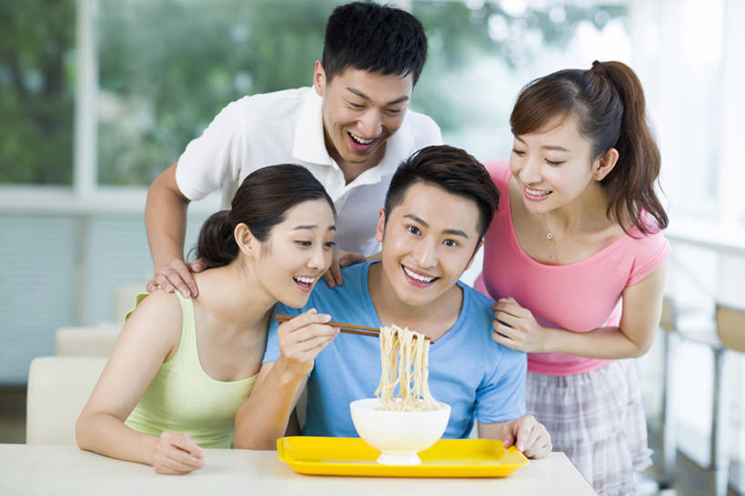 面条,东方人,成年人,四个人,笑,睡,吃,微笑,露齿笑,横图,室内,白天,正面,吃饭,午餐,快乐,满意,兴奋,幸福,餐桌,筷子,餐具,椅子,北京,中国,亚洲,并排,美味,食品,饮品,注视,休闲装,闻,饮食,刺激,食物,饮料,中国菜,快餐,夏天,观察,看,活力,乐趣,亲密,诱惑,摄影,生活方式,观看,午睡,快餐店,察看,享乐,关注,可口,中国文化,进餐,肖像,饥饿,东亚,健康食物,陪同,羡慕,适口,陪伴,男人,男性,年轻男性,年轻女性,女人,女性,亚洲人,中国人,年轻人,大学生,困,困觉,寝息,睡觉,坐着,半身,彩图,餐馆,小睡,饿,伴随,bj175