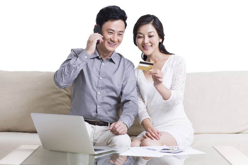 东方人,成年人,中年人,两个人,夫妻,丈夫,妻子,客厅,笑,打电话,微笑,露齿笑,横图,白色背景,正面,购物,快乐,通讯,幸福,计算器,信用卡,消费,笔记本电脑,互联网,技术,沙发,手机,北京,中国,亚洲,敲打,握,休闲装,输入,打字,亲密,握着,金融,投资,摄影,生活方式,点击,敲击,网上购物,便利,起居室,贵宾,购买,金卡,出示,网上冲浪,网购,选购,贸易,智能手机,东亚,血拼,无线电技术,按键,计算机,男人,男性,女人,女性,中年男性,中年女性,亚洲人,中国人,情侣,电子商务,说话,坐着,彩图,影棚拍摄,欢乐,bj175