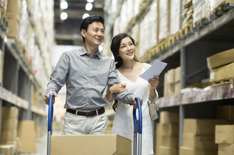 东方人,成年人,中年人,两个人,丈夫,妻子,商店,推,笑,微笑,露齿笑,横图,室内,正面,购物,快乐,幸福,消费,城市,商场,北京,中国,亚洲,握,堆叠,丰富,商品,推车,纸,过道,挎包,休闲装,现代,顾客,架子,手推车,休闲,比较,乐趣,零售,亲密,握着,金融,摄影,生活方式,多样,照亮,享乐,挑选,购买,购物清单,选择,选购,贸易,东亚,陪同,血拼,陪伴,男人,男性,女人,女性,中年男性,中年女性,亚洲人,中国人,情侣,超级市场,休闲活动,步行,彩图,欢乐,家具店,贮藏室,商业活动,伴随,bj175