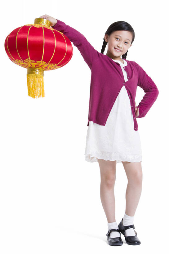 东方人,儿童,一个人,站,举,笑,微笑,露齿笑,竖图,留白,抠图,白色背景,正面,快乐,幸福,纯洁,运气,照明,北京,中国,春节,亚洲,仅一个女性,仅一个人,握,风俗,节日,欢呼,庆祝,灯笼,纸灯笼,祝福,注视,休闲装,针织衫,手叉腰,传统,小孩,红色,灯具,观察,看,站着,仅一个小孩,活力,精神,可爱,童年,童趣,握着,财富,摄影,生长,生活方式,观看,照亮,察看,享乐,仪式,照明设备,关注,中国文化,肖像,出示,典礼,童真,东亚,烂漫,无邪,元旦,制度,天真,男孩,男人,男性,女孩,女人,女性,亚洲人,中国人,孩子,站立,彩图,全身,影棚拍摄,欢乐,男生,女生,传统文化,传统节日,bj175