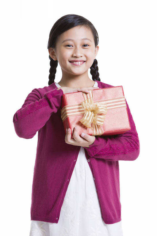 东方人,儿童,一个人,站,笑,微笑,露齿笑,竖图,留白,抠图,白色背景,正面,侧面,快乐,幸福,纯洁,运气,袋子,礼物,北京,中国,春节,亚洲,仅一个女性,仅一个人,握,风俗,节日,庆祝,包装袋,纸袋,注视,休闲装,针织衫,传统,小孩,红色,观察,看,站着,仅一个小孩,活力,精神,可爱,童年,童趣,握着,财富,摄影,礼品,生长,生活方式,观看,察看,享乐,仪式,关注,中国文化,肖像,礼品袋,出示,典礼,童真,东亚,烂漫,无邪,元旦,制度,天真,男孩,男人,男性,女孩,女人,女性,亚洲人,中国人,孩子,站立,彩图,影棚拍摄,欢乐,给予,男生,女生,传统文化,传统节日,bj175