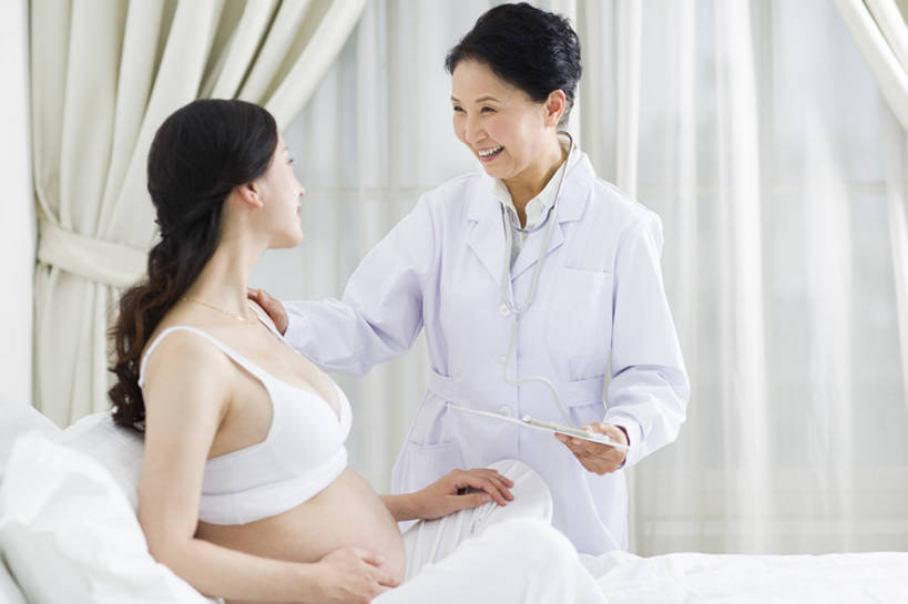 东方人,成年人,中年人,老年人,孕妇,腹部,两个人,医生,病人,医院,家,笑,微笑,露齿笑,横图,室内,白天,侧面,工作服,制服,快乐,幸福,热情,技术,窗户,窗帘,床,卧室,北京,中国,亚洲,握,睡衣,正装,检查,背心,房屋,听,休闲装,刺激,白色,枕头,医护人员,医疗人员,职业,健康,舒服,面对面,怀孕,亲密,搭,服务,握着,人体,摄影,指导,技巧,保护,体检,医疗,舒适,享乐,待产,解释,病房,孕妇装,搭着,关爱,显现,手艺,妇产科,拜访,东亚,实验服,陪同,家庭医生,可靠,妊娠,准妈妈,工作制服,责任,技能,技艺,陪伴,开端,信任,老年女性,年轻女性,女人,女性,亚洲人,中国人,年轻人,腹,肚子,产妇,大夫,说话,坐着,彩图,工作套服,欢乐,建议,妙技,病历,本领,好消息,体格检查,伴随,妇产科医生,bj175