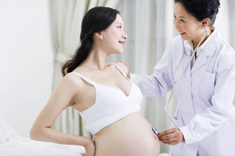 东方人,成年人,中年人,老年人,孕妇,腹部,两个人,医生,病人,医院,家,笑,微笑,露齿笑,横图,室内,白天,侧面,工作服,制服,快乐,幸福,热情,技术,窗户,窗帘,床,卧室,北京,中国,亚洲,握,睡衣,正装,检查,背心,房屋,听,休闲装,手叉腰,白色,听诊器,医疗用品,医护人员,医疗人员,职业,健康,舒服,面对面,怀孕,亲密,服务,握着,人体,摄影,查看,技巧,保护,支撑,体检,医疗,舒适,享乐,待产,病房,孕妇装,关爱,显现,手艺,医疗器械,听诊,妇产科,拜访,东亚,实验服,陪同,家庭医生,可靠,妊娠,准妈妈,工作制服,责任,技能,技艺,陪伴,开端,信任,老年女性,年轻女性,女人,女性,亚洲人,中国人,年轻人,腹,肚子,产妇,大夫,说话,坐着,半身,彩图,工作套服,欢乐,妙技,本领,好消息,体格检查,伴随,妇产科医生,bj175