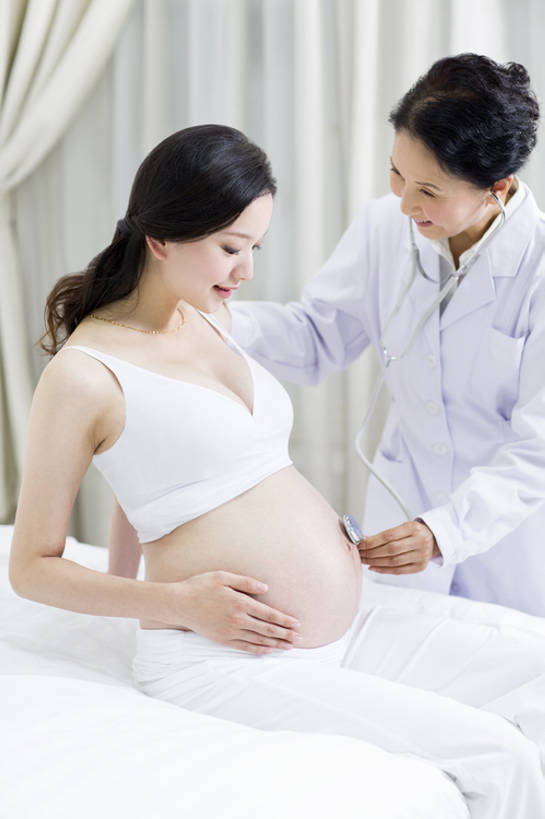 东方人,成年人,中年人,老年人,孕妇,腹部,两个人,医生,病人,医院,家,捧,笑,摸,微笑,露齿笑,竖图,室内,白天,侧面,工作服,制服,快乐,幸福,热情,技术,窗户,窗帘,床,卧室,北京,中国,亚洲,抚摸,握,睡衣,正装,检查,背心,房屋,听,注视,休闲装,白色,听诊器,医疗用品,观察,看,医护人员,医疗人员,职业,健康,舒服,怀孕,亲密,服务,握着,人体,摄影,查看,观看,技巧,保护,体检,察看,医疗,舒适,享乐,待产,病房,孕妇装,关爱,关注,显现,手艺,医疗器械,听诊,妇产科,拜访,东亚,实验服,陪同,家庭医生,可靠,妊娠,准妈妈,工作制服,责任,技能,技艺,陪伴,开端,信任,老年女性,年轻女性,女人,女性,亚洲人,中国人,年轻人,腹,肚子,产妇,大夫,触摸,接触,捧着,说话,坐着,彩图,工作套服,欢乐,妙技,本领,好消息,体格检查,伴随,妇产科医生,bj175