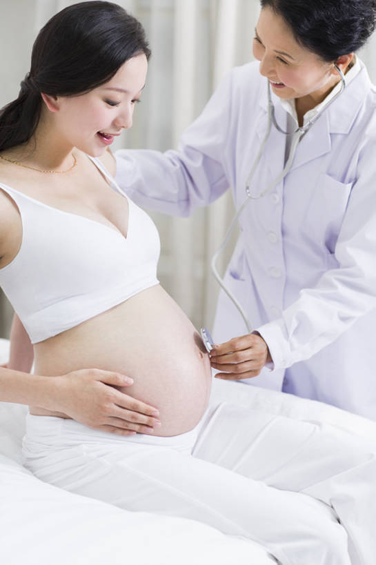 东方人,成年人,中年人,老年人,孕妇,腹部,两个人,医生,病人,医院,家,捧,笑,摸,微笑,露齿笑,竖图,室内,白天,侧面,工作服,制服,快乐,幸福,热情,技术,窗户,窗帘,床,卧室,北京,中国,亚洲,抚摸,握,睡衣,正装,检查,背心,房屋,听,注视,休闲装,白色,听诊器,医疗用品,观察,看,医护人员,医疗人员,职业,健康,舒服,怀孕,亲密,服务,握着,人体,摄影,查看,观看,技巧,保护,体检,察看,医疗,舒适,享乐,待产,病房,孕妇装,关爱,关注,显现,手艺,医疗器械,听诊,妇产科,拜访,东亚,实验服,陪同,家庭医生,可靠,妊娠,准妈妈,工作制服,责任,技能,技艺,陪伴,开端,信任,老年女性,年轻女性,女人,女性,亚洲人,中国人,年轻人,腹,肚子,产妇,大夫,触摸,接触,捧着,说话,坐着,彩图,工作套服,欢乐,妙技,本领,好消息,体格检查,伴随,妇产科医生,bj175