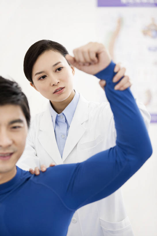 东方人,成年人,中年人,脸,头,脸颊,两个人,医生,病人,按摩师,办公室,医院,举,微笑,竖图,室内,白天,正面,工作服,制服,按摩,热情,技术,植物,北京,中国,亚洲,伸展,握,正装,检查,分析,草药,药草,现代,中药,肩膀,白色,托,医护人员,医疗人员,职业,亲密,服务,舒展,提,握着,人体,摄影,查看,技巧,支撑,体检,医疗,疾病,提着,关爱,努力,痛苦,手艺,骨折,药材,中草药,问题,受伤,扭伤,东亚,实验服,恢复,陪同,医疗机构,中药材,本草,可靠,替代疗法,工作制服,四肢,责任,贡献,技能,技艺,陪伴,判断,信任,男人,男性,女人,女性,中年男性,中年女性,亚洲人,中国人,头部,手臂,脸部,脸蛋,面部,大夫,触摸,举起,举手,举着,向上举,向上伸,向上托,半身,彩图,工作套服,病院,诊所,妙技,本领,门诊部,物理疗法,考场,体格检查,伴随,诊疗室,正骨,bj175