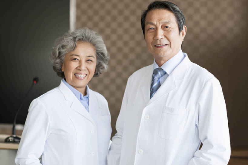 东方人,成年人,老年人,两个人,医生,医院,笑,微笑,露齿笑,横图,室内,白天,正面,工作服,制服,快乐,幸福,热情,骄傲,成功,合作,团队,信心,技术,北京,中国,亚洲,正装,并排,注视,现代,白色,观察,看,演讲,站着,医护人员,医疗人员,职业,亲密,服务,摄影,报告,观看,技巧,权威,察看,医疗,领导,享乐,演说,成就,关注,智力,肖像,手艺,宣传,合伙,东亚,实验服,陪同,医疗机构,工作制服,责任,技能,技艺,鼓动,陪伴,讲演,把握,老年男性,老年女性,男人,男性,女人,女性,亚洲人,中国人,大夫,半身,彩图,工作套服,欢乐,病院,诊所,妙技,院长,本领,掌控,伴随,bj175