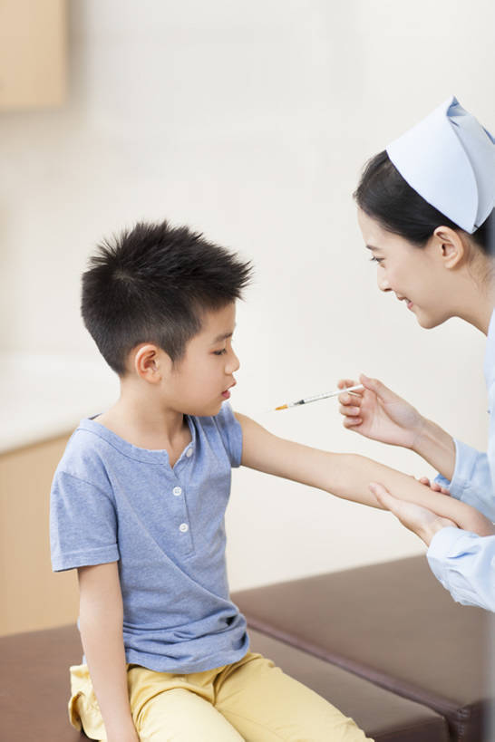 东方人,儿童,成年人,两个人,医生,病人,护士,医院,站,微笑,竖图,室内,白天,侧面,工作服,制服,快乐,幸福,纯洁,热情,安全,技术,床,北京,中国,亚洲,握,准备,正装,检查,药剂,床单,防护,休闲装,被子,现代,小孩,病床,医疗用品,药品,站着,医护人员,医疗人员,职业,可爱,亲密,童年,童趣,治疗,服务,握着,注射,摄影,技巧,保护,支撑,药物,体检,医疗,疾病,注射器,护士帽,被单,享乐,关爱,手艺,医疗器械,保险,预防,童真,东亚,烂漫,无邪,陪同,医疗机构,注射剂,勇气,可靠,工作制服,责任,贡献,技能,技艺,陪伴,平安,天真,信任,注射液,男孩,男人,男性,年轻女性,女人,女性,亚洲人,中国人,孩子,年轻人,大夫,站立,坐着,彩图,工作套服,欢乐,病院,诊所,护理床,医疗床,妙技,男生,本领,门诊部,考场,接种疫苗,体格检查,伴随,bj175