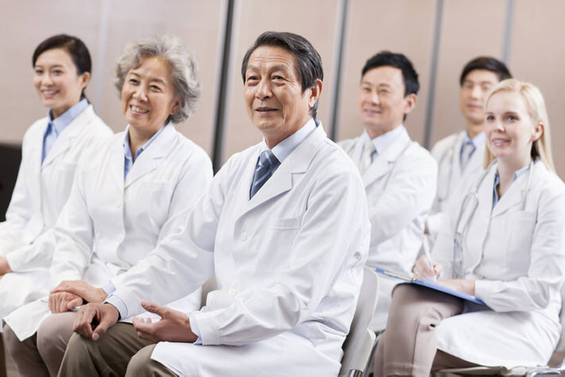 东方人,西方人,成年人,中年人,老年人,医生,会议室,医院,笑,微笑,露齿笑,横图,室内,白天,侧面,快乐,幸福,团队,北京,欧洲,中国,欧洲人,亚洲,一排,正装,整齐,会议,听,座位,排列,白色,演讲,医护人员,医疗人员,亲密,摄影,医疗,队列,合伙,东亚,实验服,陪同,医疗机构,会堂,陪伴,团结,老年男性,老年女性,男人,男性,年轻女性,女人,女性,中年男性,中年女性,白种人,亚洲人,中国人,大夫,坐着,彩图,病院,诊所,院长,伴随,bj175