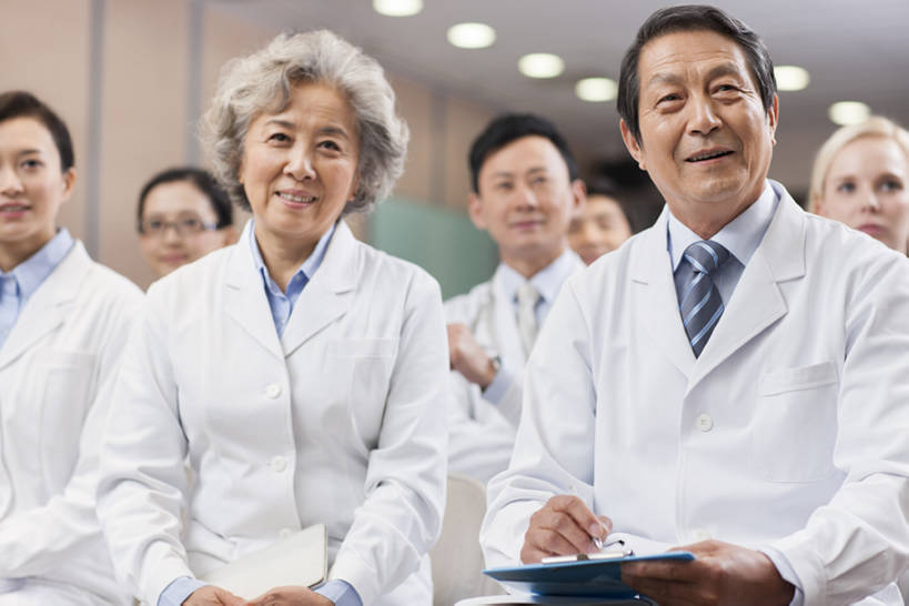 东方人,西方人,成年人,中年人,老年人,医生,会议室,医院,横图,室内,白天,正面,团队,椅子,北京,欧洲,中国,欧洲人,亚洲,一排,写,正装,整齐,会议,听,注视,座位,排列,白色,笔记本,观察,看,演讲,医护人员,医疗人员,亲密,摄影,观看,察看,医疗,队列,关注,肖像,合伙,东亚,实验服,陪同,医疗机构,会堂,陪伴,认真,团结,老年男性,老年女性,男人,男性,年轻女性,女人,女性,中年男性,中年女性,白种人,亚洲人,中国人,大夫,坐着,半身,彩图,病院,诊所,院长,伴随,bj175