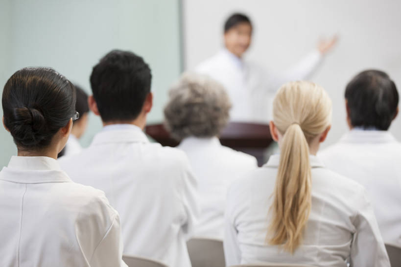 东方人,西方人,成年人,中年人,老年人,医生,会议室,医院,横图,室内,白天,团队,信心,技术,北京,欧洲,中国,欧洲人,亚洲,正装,会议,背面,白色,讲台,演讲,医护人员,医疗人员,职业,亲密,摄影,报告,技巧,权威,医疗,领导,演说,出示,手艺,宣传,合伙,东亚,实验服,陪同,医疗机构,技能,技艺,鼓动,会堂,陪伴,讲演,把握,团结,老年男性,老年女性,男人,男性,年轻女性,女人,女性,中年男性,中年女性,白种人,亚洲人,中国人,大夫,沟通,说话,坐着,半身,彩图,病院,诊所,妙技,院长,本领,掌控,伴随,bj175