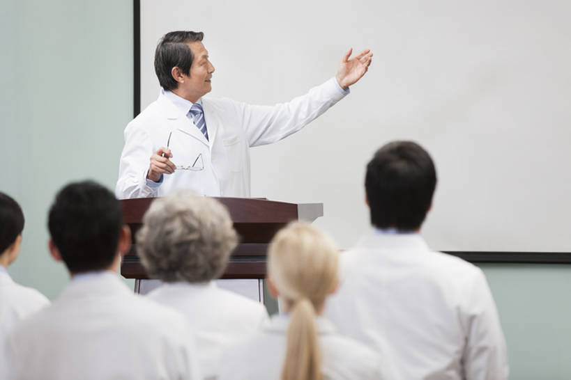 东方人,西方人,成年人,中年人,老年人,医生,会议室,医院,笑,微笑,露齿笑,横图,室内,白天,留白,正面,团队,信心,技术,北京,欧洲,中国,欧洲人,亚洲,正装,会议,眼镜,方向,背面,白色,讲台,黑板,演讲,医护人员,医疗人员,职业,亲密,摄影,介绍,报告,技巧,权威,医疗,领导,演说,出示,手艺,宣传,合伙,东亚,实验服,陪同,医疗机构,技能,技艺,鼓动,会堂,陪伴,讲演,把握,团结,老年男性,老年女性,男人,男性,年轻女性,女人,女性,中年男性,中年女性,白种人,亚洲人,中国人,大夫,沟通,说话,坐着,半身,彩图,病院,诊所,妙技,院长,本领,掌控,伴随,bj175