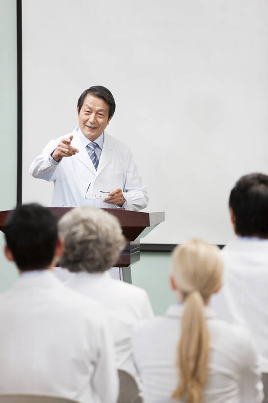 东方人,西方人,成年人,中年人,老年人,医生,会议室,医院,笑,微笑,露齿笑,竖图,室内,白天,正面,团队,信心,技术,北京,欧洲,中国,欧洲人,亚洲,正装,会议,眼镜,背面,白色,讲台,黑板,演讲,医护人员,医疗人员,职业,亲密,摄影,报告,技巧,权威,医疗,领导,指着,演说,手艺,宣传,合伙,东亚,实验服,陪同,医疗机构,技能,技艺,鼓动,会堂,陪伴,讲演,把握,团结,老年男性,老年女性,男人,男性,年轻女性,女人,女性,中年男性,中年女性,白种人,亚洲人,中国人,大夫,沟通,说话,坐着,半身,彩图,病院,诊所,妙技,院长,本领,掌控,伴随,bj175