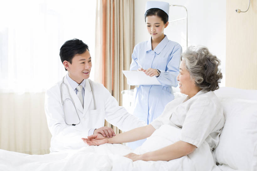 东方人,成年人,中年人,老年人,三个人,医生,病人,护士,医院,笑,微笑,露齿笑,横图,室内,白天,侧面,工作服,制服,快乐,幸福,团队,技术,植物,床,北京,中国,亚洲,写,眼镜,草药,药草,现代,传统,中药,白色,笔记本,医护人员,医疗人员,职业,保养,健康,面对面,亲密,服务,保健,摄影,技巧,支撑,医疗,疾病,卫生,核对,病房,关爱,中国文化,手艺,药材,中草药,受伤,合伙,拜访,东亚,实验服,恢复,陪同,医疗机构,病号服,中药材,本草,工作制服,疗养院,责任,技能,技艺,陪伴,信任,老年女性,男人,男性,年轻女性,女人,女性,中年男性,亚洲人,中国人,大夫,躺着,仰卧,半身,彩图,工作套服,病院,诊所,妙技,传统文化,本领,脉诊,校对,校勘,伴随,bj175