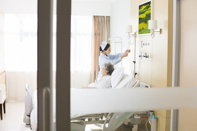 东方人,成年人,老年人,两个人,医生,病人,护士,医院,横图,室内,白天,侧面,床,北京,中国,亚洲,拉门,透明,现代,医护人员,医疗人员,职业,保养,健康,服务,保健,摄影,医疗,医疗设备,疾病,卫生,病房,关爱,医疗器械,手术台,受伤,东亚,恢复,陪同,医疗机构,静脉滴注,病号服,手术床,疗养院,陪伴,生理盐水,信任,老年女性,年轻女性,女人,女性,亚洲人,中国人,年轻人,大夫,躺着,仰卧,半身,彩图,病院,诊所,伴随,bj175