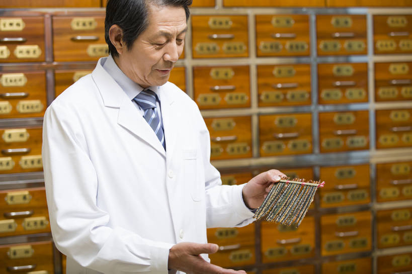 东方人,成年人,老年人,一个人,医生,医院,商店,横图,室内,白天,正面,技术,植物,抽屉,北京,中国,亚洲,仅一个男性,仅一个人,许多,握,药,准备,干燥,昆虫,标签,材料,格子,草药,药草,很多,传统,中药,古代,排列,白色,医疗用品,仅一个老年男性,医护人员,医疗人员,职业,汉字,握着,摄影,药房,多样,技巧,展览,医疗,药箱,中国文化,出示,手艺,药材,中草药,蜈蚣,东亚,实验服,医疗机构,中药材,本草,替代疗法,技能,技艺,老年男性,男人,男性,亚洲人,中国人,大夫,半身,彩图,病院,诊所,妙技,传统文化,本领,成分,bj175