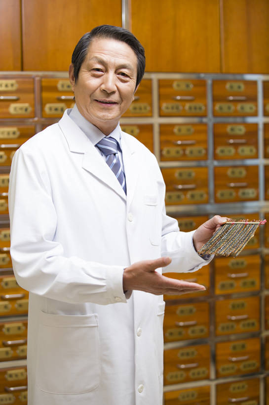 东方人,成年人,老年人,一个人,医生,医院,商店,竖图,室内,白天,正面,技术,植物,抽屉,北京,中国,亚洲,仅一个男性,仅一个人,许多,握,药,准备,干燥,昆虫,标签,材料,格子,草药,药草,很多,传统,中药,古代,排列,白色,医疗用品,站着,仅一个老年男性,医护人员,医疗人员,职业,汉字,握着,摄影,介绍,药房,多样,技巧,展览,医疗,药箱,中国文化,出示,手艺,药材,中草药,蜈蚣,东亚,实验服,医疗机构,中药材,本草,替代疗法,技能,技艺,老年男性,男人,男性,亚洲人,中国人,大夫,彩图,病院,诊所,妙技,传统文化,本领,成分,bj175