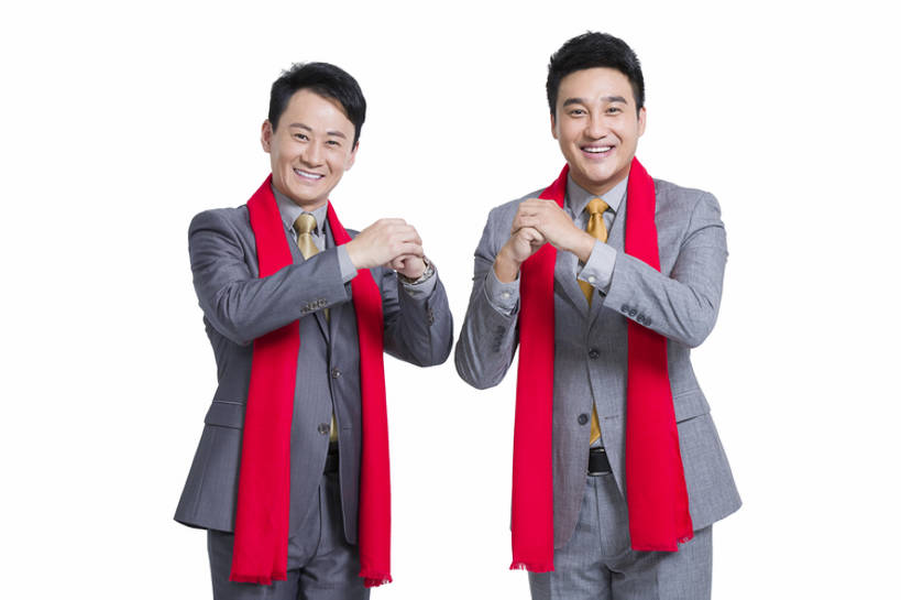 东方人,成年人,中年人,两个人,同事,商务人士,商务男性,笑,微笑,露齿笑,横图,留白,白色背景,正面,衬衫,西装,商务,快乐,兴奋,幸福,运气,热情,成功,合作,团队,集体,信心,北京,中国,春节,亚洲,套装,正装,节日,装饰,并排,领带,祝福,注视,传统,队伍,刺激,红色,围巾,观察,看,站着,职业,温暖,亲密,摄影,围脖,观看,保暖,礼节,华丽,点缀,察看,领导,御寒,经理,成就,关注,中国文化,问候,肖像,商务装,合伙,领袖,工薪阶层,东亚,作揖,陪同,一套,衬托,美观,雅致,雅观,元旦,陪伴,男人,男性,中年男性,亚洲人,中国人,白领,上班族,半身,彩图,影棚拍摄,衬衣,拜年,办公室职员,传统文化,首席执行官,传统节日,伴随,bj175