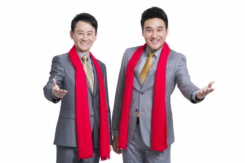 东方人,成年人,中年人,两个人,同事,商务人士,商务男性,笑,微笑,露齿笑,横图,留白,白色背景,正面,衬衫,西装,商务,快乐,兴奋,幸福,运气,热情,成功,合作,团队,集体,信心,北京,中国,春节,亚洲,套装,正装,节日,装饰,并排,领带,祝福,注视,传统,队伍,刺激,红色,围巾,观察,看,站着,职业,温暖,亲密,摄影,围脖,观看,保暖,礼节,华丽,点缀,察看,领导,御寒,经理,成就,关注,中国文化,问候,肖像,商务装,合伙,领袖,工薪阶层,东亚,陪同,一套,衬托,美观,雅致,雅观,元旦,陪伴,男人,男性,中年男性,亚洲人,中国人,白领,上班族,张开手臂,半身,彩图,影棚拍摄,衬衣,办公室职员,传统文化,首席执行官,传统节日,伴随,bj175