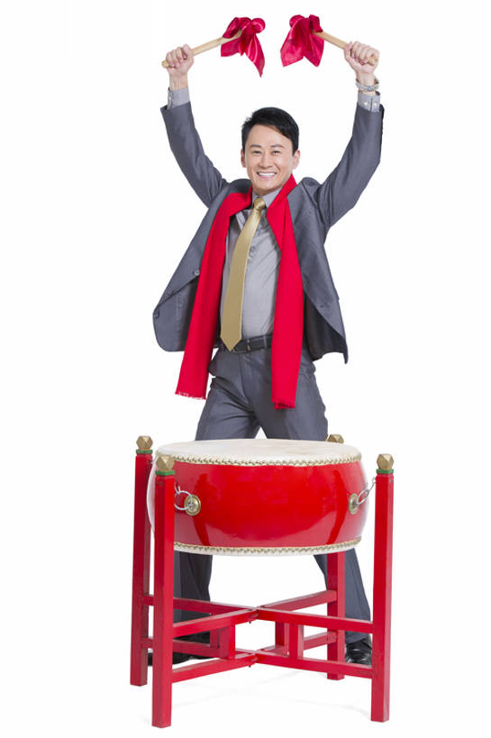 东方人,成年人,中年人,一个人,商务人士,商务男性,举,笑,微笑,露齿笑,竖图,留白,抠图,白色背景,正面,衬衫,西装,商务,快乐,满意,兴奋,幸福,运气,热情,骄傲,成功,信心,技术,北京,中国,春节,亚洲,仅一个男性,仅一个人,仅一个中年男性,表演,握,套装,正装,风俗,节日,欢呼,庆祝,装饰,鼓,乐器,领带,玩,注视,表演者,传统,刺激,扮演,红色,围巾,观察,看,站着,职业,温暖,活力,精神,力量,握着,财富,摄影,围脖,观看,技巧,保暖,华丽,点缀,察看,演出,享乐,仪式,御寒,经理,成就,关注,中国文化,肖像,手艺,商务装,典礼,鼓槌,工薪阶层,东亚,一套,衬托,美观,雅致,雅观,鼓架,元旦,制度,技能,技艺,能力,男人,男性,中年男性,亚洲人,中国人,白领,上班族,彩图,全身,影棚拍摄,衬衣,欢乐,大鼓,妙技,办公室职员,传统文化,本领,首席执行官,传统节日,bj175