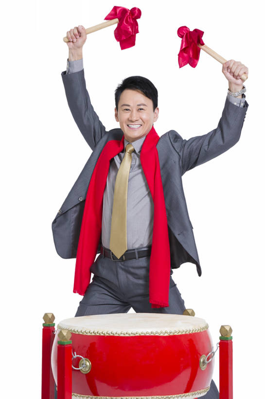 东方人,成年人,中年人,一个人,商务人士,商务男性,举,笑,微笑,露齿笑,竖图,留白,抠图,白色背景,正面,衬衫,西装,商务,快乐,满意,兴奋,幸福,运气,热情,骄傲,成功,信心,技术,北京,中国,春节,亚洲,仅一个男性,仅一个人,仅一个中年男性,表演,握,套装,正装,风俗,节日,欢呼,庆祝,装饰,鼓,乐器,领带,玩,注视,表演者,传统,刺激,扮演,红色,围巾,观察,看,站着,职业,温暖,活力,精神,力量,握着,财富,摄影,围脖,观看,技巧,保暖,华丽,点缀,察看,演出,享乐,仪式,御寒,经理,成就,关注,中国文化,肖像,手艺,商务装,典礼,鼓槌,工薪阶层,东亚,一套,衬托,美观,雅致,雅观,鼓架,元旦,制度,技能,技艺,能力,男人,男性,中年男性,亚洲人,中国人,白领,上班族,彩图,影棚拍摄,衬衣,欢乐,大鼓,妙技,办公室职员,传统文化,本领,首席执行官,传统节日,bj175