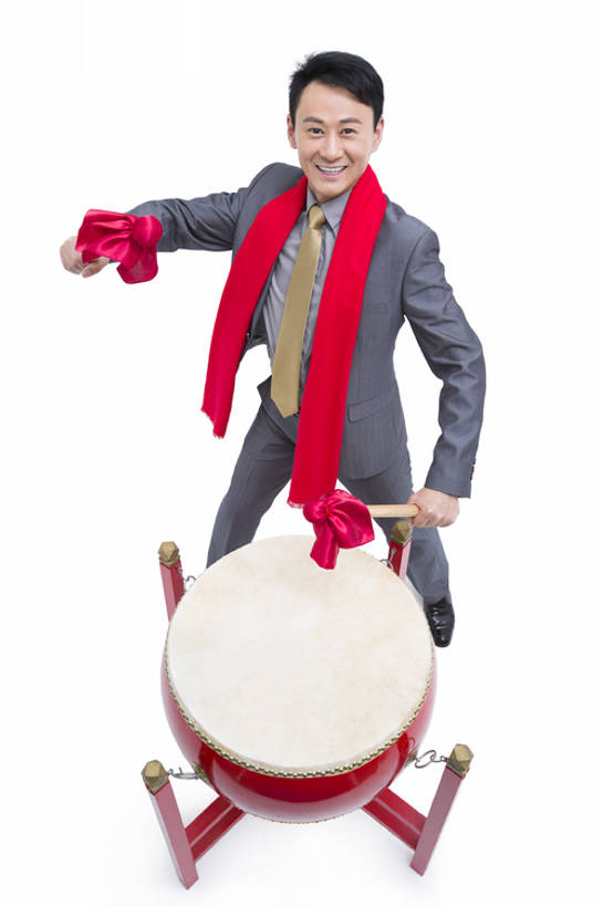 东方人,成年人,中年人,一个人,商务人士,商务男性,举,笑,微笑,露齿笑,竖图,留白,抠图,白色背景,正面,衬衫,西装,商务,快乐,满意,兴奋,幸福,运气,热情,骄傲,成功,信心,技术,北京,中国,春节,亚洲,仅一个男性,仅一个人,仅一个中年男性,表演,握,套装,正装,风俗,节日,欢呼,庆祝,装饰,鼓,乐器,领带,玩,注视,表演者,传统,刺激,扮演,红色,围巾,观察,看,站着,职业,温暖,活力,精神,力量,握着,财富,摄影,围脖,观看,技巧,保暖,华丽,点缀,察看,演出,享乐,仪式,变形,御寒,经理,成就,关注,中国文化,肖像,手艺,商务装,典礼,鼓槌,工薪阶层,东亚,一套,衬托,美观,雅致,雅观,鼓架,元旦,制度,技能,技艺,能力,男人,男性,中年男性,亚洲人,中国人,白领,上班族,彩图,高角度拍摄,全身,影棚拍摄,衬衣,欢乐,大鼓,妙技,办公室职员,传统文化,本领,首席执行官,广角,传统节日,bj175