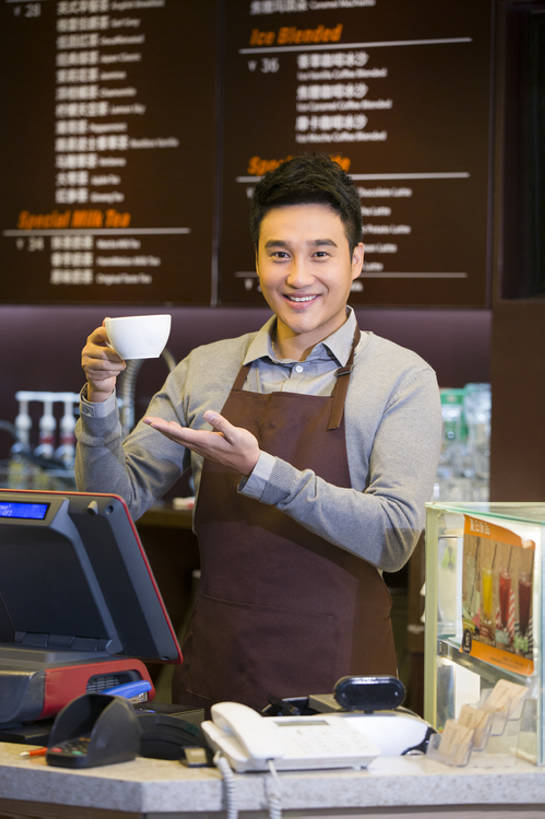 咖啡,东方人,成年人,中年人,一个人,服务员,商店,笑,微笑,露齿笑,竖图,室内,正面,快乐,兴奋,幸福,热情,信心,北京,中国,亚洲,仅一个男性,仅一个人,仅一个中年男性,围裙,食品,饮品,注视,休闲装,方向,饮食,刺激,菜单,食物,饮料,观察,看,站着,收银员,职业,服务,摄影,介绍,收银台,观看,礼节,察看,关注,可口,收银机,咖啡店,肖像,出示,东亚,适口,店主,男人,男性,中年男性,亚洲人,中国人,服务生,侍者,售货员,半身,彩图,欢乐,咖啡馆,咖啡师,bj175
