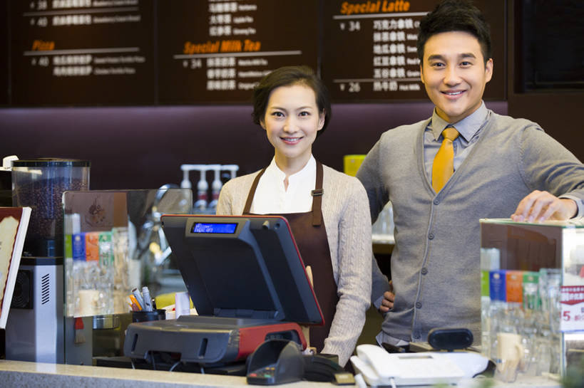 东方人,成年人,中年人,两个人,服务员,商店,笑,微笑,露齿笑,横图,室内,正面,快乐,幸福,热情,信心,北京,中国,亚洲,并排,工作,围裙,食品,饮品,注视,休闲装,手叉腰,饮食,菜单,食物,饮料,观察,看,站着,收银员,职业,亲密,服务,摄影,收银台,观看,察看,领导,经理,关注,可口,收银机,咖啡店,肖像,合伙,东亚,陪同,适口,陪伴,店主,企业家,把握,男人,男性,年轻女性,女人,女性,中年男性,亚洲人,中国人,年轻人,服务生,侍者,售货员,半身,彩图,咖啡馆,掌控,伴随,bj175